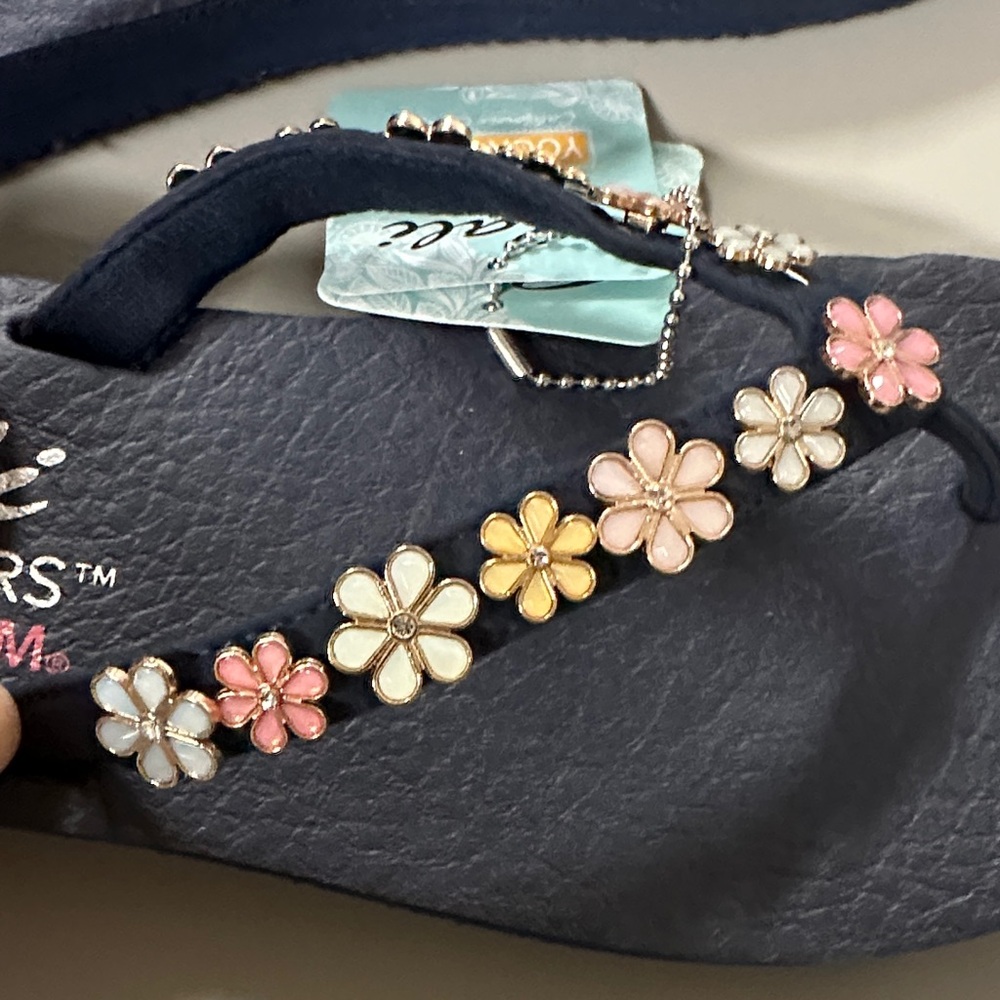 Skechers Navy Flip Flops with Pink, White and Gold Floral Accents NEW - Picture 2 of 2